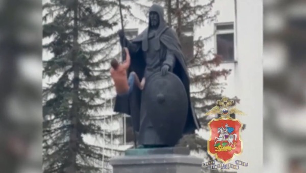 В Подмосковье пьяный мужчина взгромоздился на памятник монаху и ответит перед законом