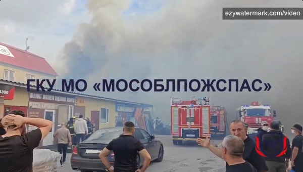 В Подмосковье крупный пожар вспыхнул на строительном рынке