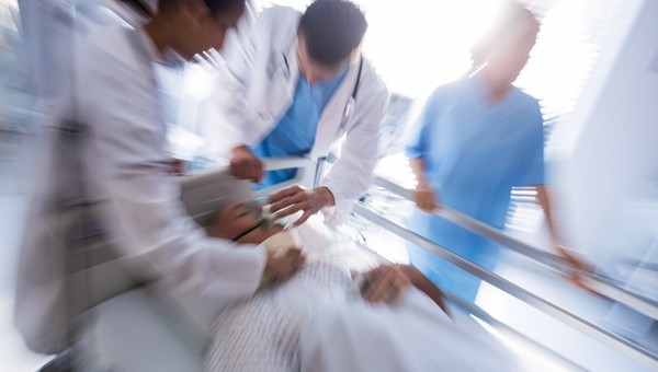 Срочно вызывайте скорую, если чувствуете эти симптомы