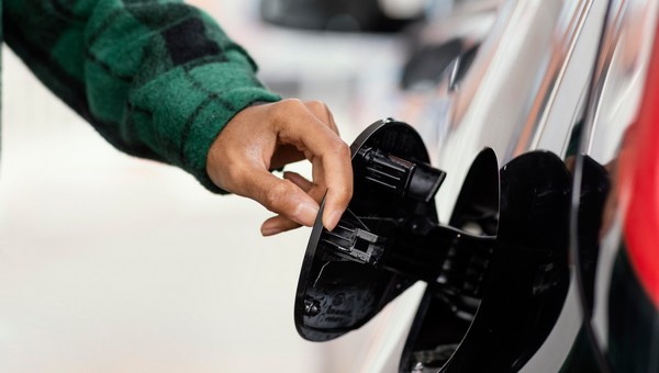 На российских заправках начали разбавлять бензин