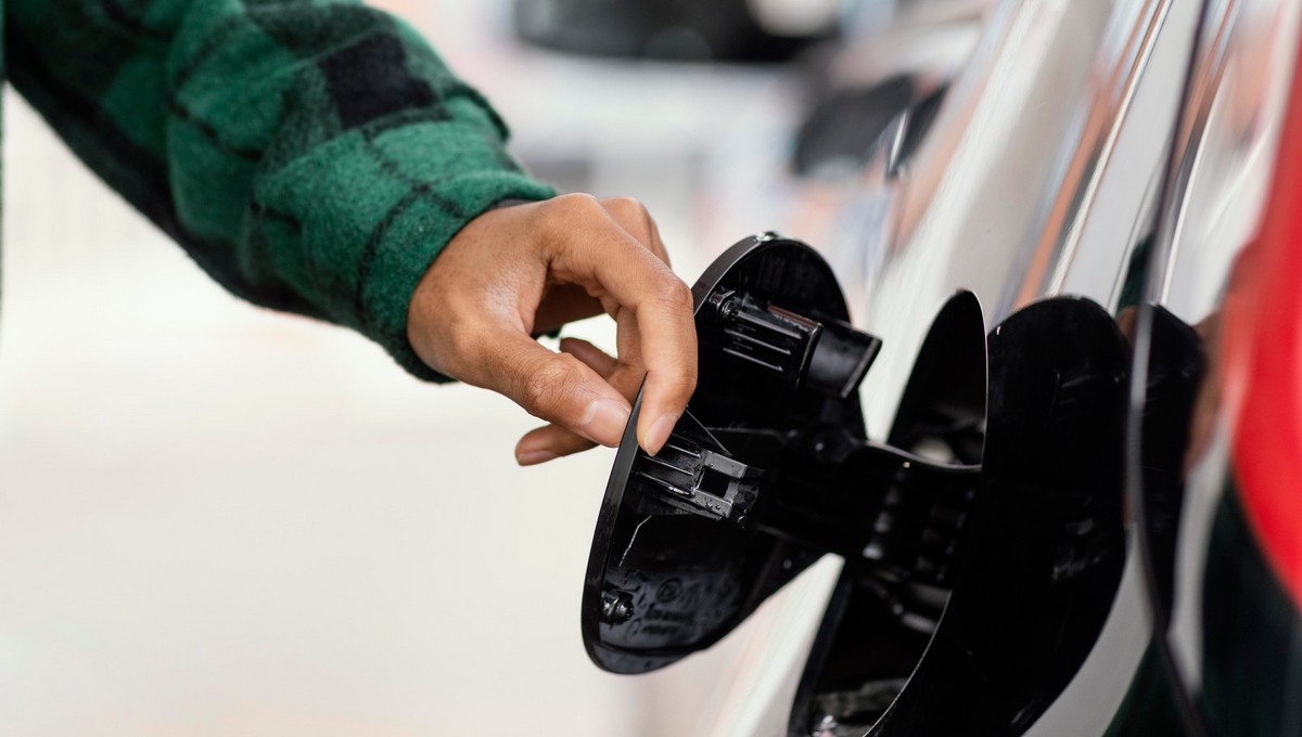 На российских заправках начали разбавлять бензин