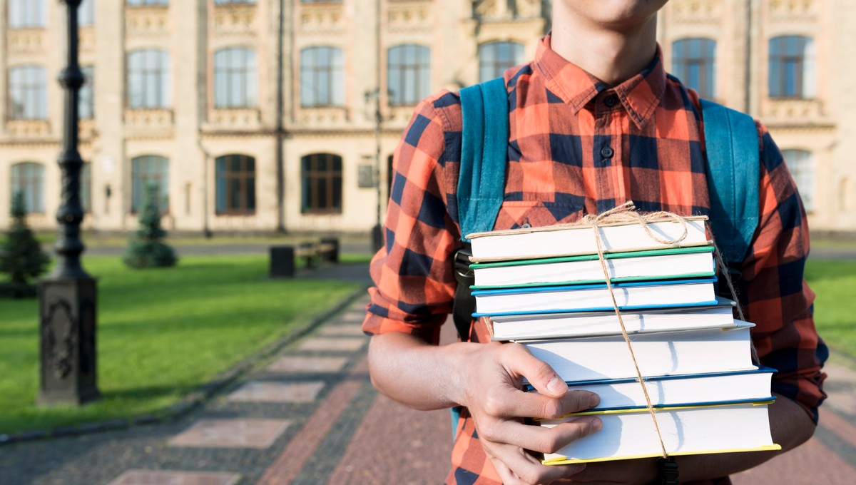 Рособрнадзор вынес предупреждение трём известным вузам