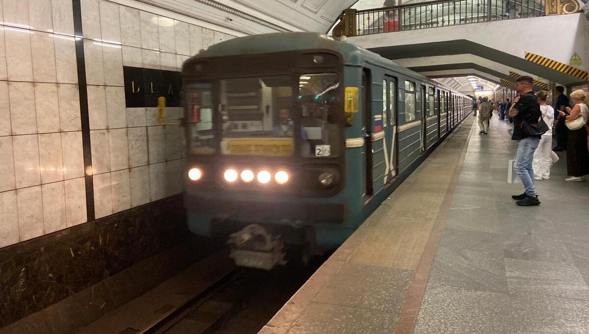 Женщина толкнула незнакомого ребёнка на пути в метро