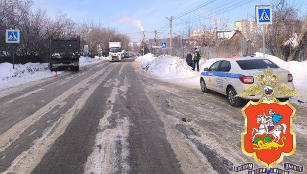 Мужчина погиб под колёсами грузовика в Подмосковье