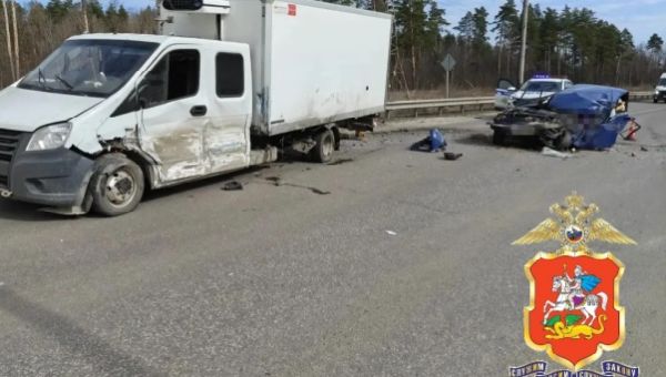 ВАЗ и ГАЗ смертельно столкнулись на трассе в Подмосковье 