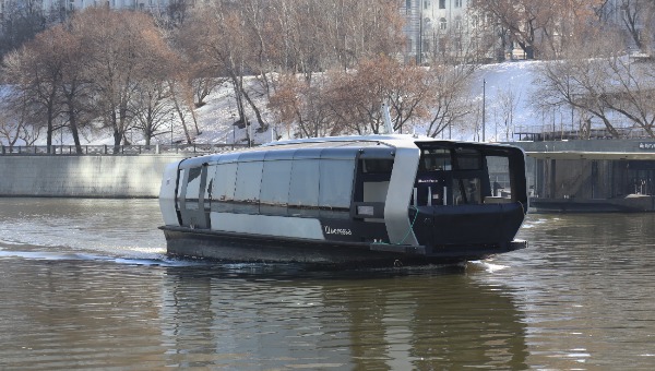 Речной трамвайчик в Москве переехал двух людей