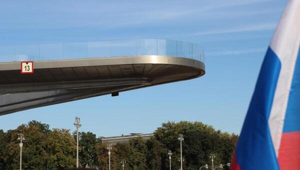 Женщина совершила непоправимое на Парящем мосту в Зарядье