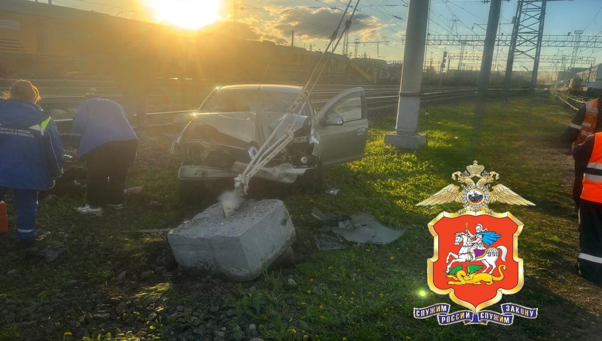 Автомобилист в Подмосковье решил прокатиться по железной дороге