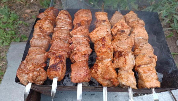 Рецепт на майские: чайный маринад для шашлыка