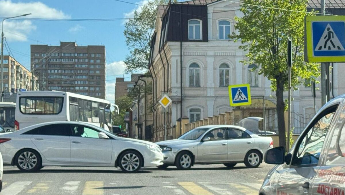 Авария заблокировала движение на центральной улице Серпухова