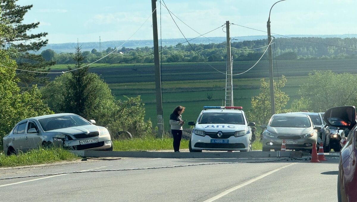 В Серпухове упавший столб перекрыл оживлённую дорогу