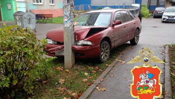 В Подмосковье автомобиль без водителя переехал бабушку
