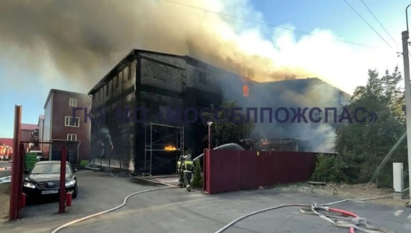 В Серпухове сгорел трехэтажный промышленный корпус