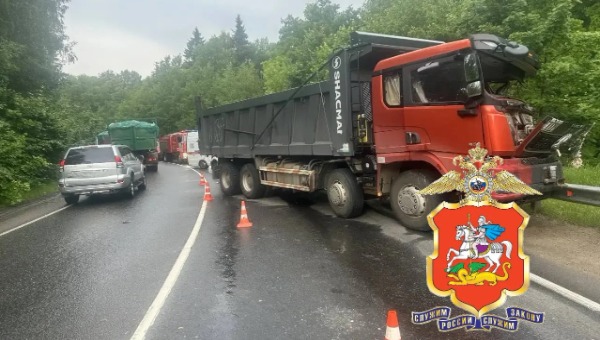 Страшная авария произошла в Подмосковье: грузовик протаранил маршрутку с пассажирами