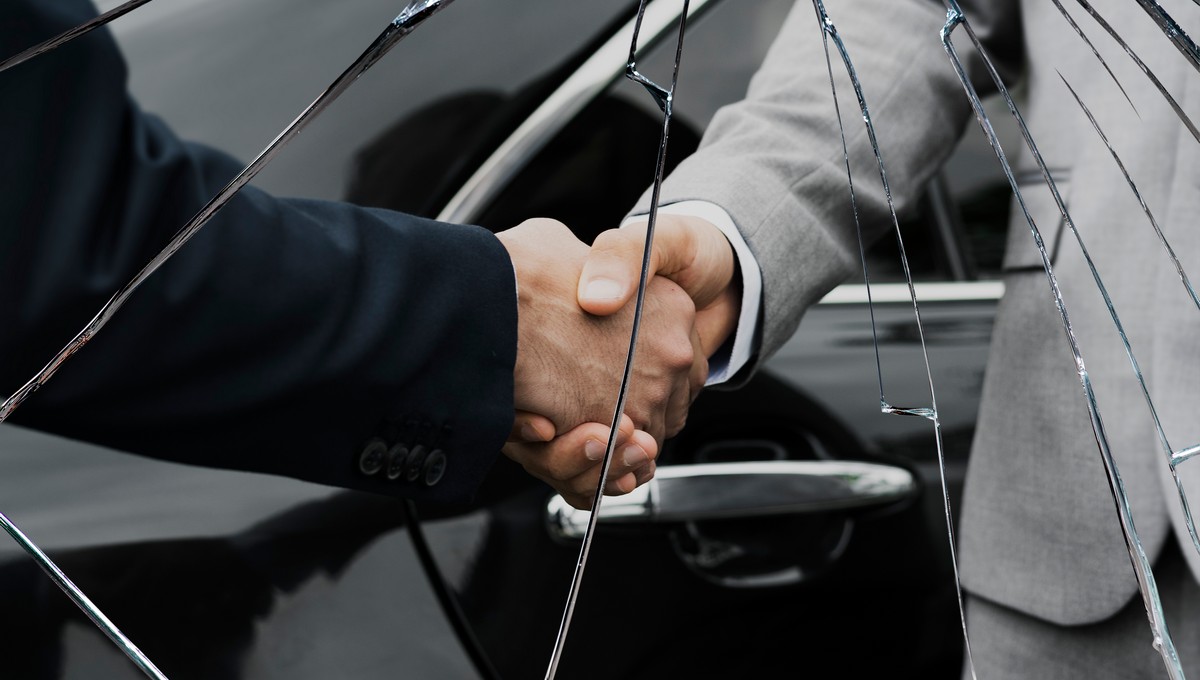 Нигде не купишь: автосалоны в России закрываются пачками