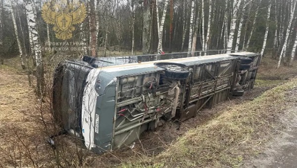 Рейсовый автобус с пассажирами перевернулся в Подмосковье