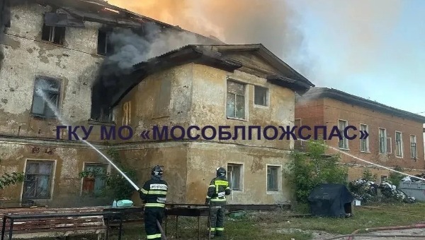 В Серпухове горит старый жилой дом