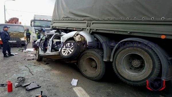 Невероятная авария в Подмосковье: женщину в машине затащило в грузовик
