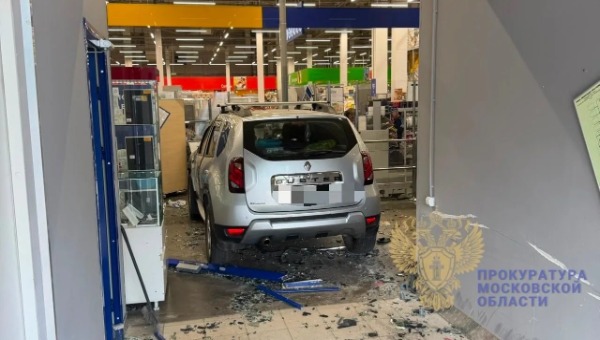 Автомобиль в Подмосковье сбил человека прямо в магазине