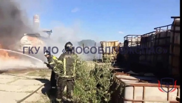 В Подмосковье загорелись два бензовоза, топливо разлилось