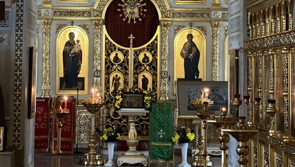 Священник рассказал, как правильно прикладываться к иконе в храме