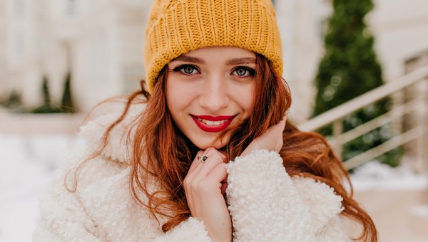 Как носить шапку и не потерять объём волос — секрет стилиста