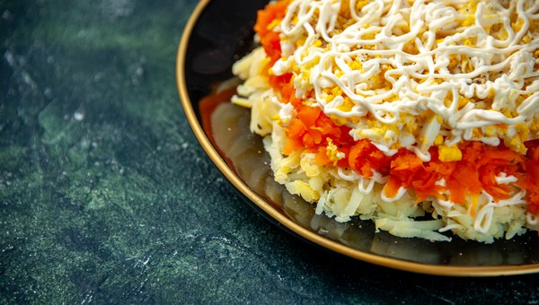 Приготовьте этот слоёный салат — и «Мимоза» навсегда исчезнет с новогоднего стола