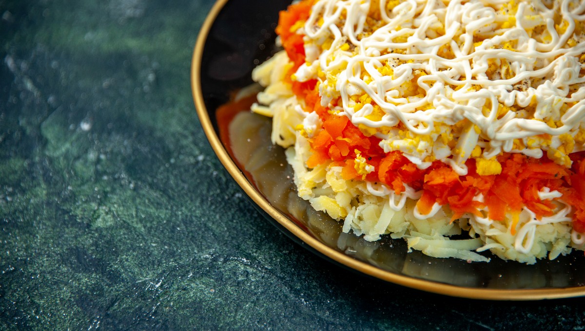 Приготовьте этот слоёный салат — и «Мимоза» навсегда исчезнет с новогоднего стола