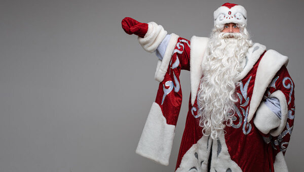 Дед Мороз сменил тройку лошадей на автомобиль в российском городе