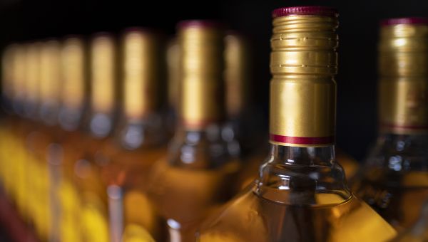 Сотни бутылок нелегального алкоголя изъяты в Подмосковье