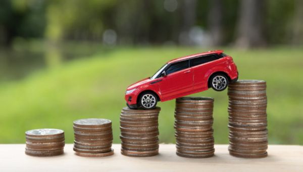 Россияне массово потянулись за автокредитами, но стали осторожнее в тратах