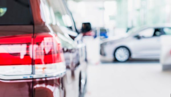Авторынок в зазеркалье: количество дилеров бьёт рекорды, а продажи — нет