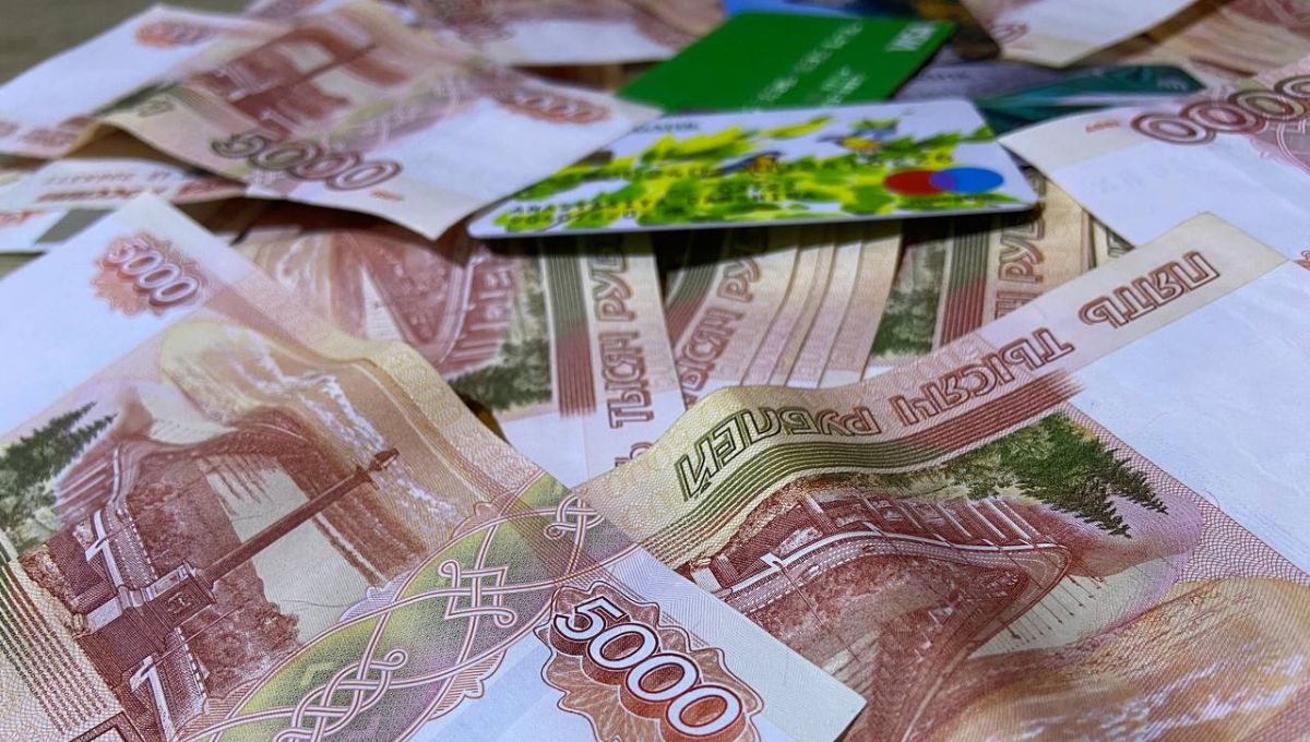 Деньги с кредиток стали уходить в налоговую