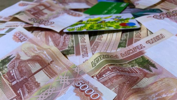 Деньги с кредиток стали уходить в налоговую