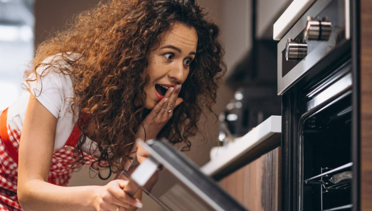 Бюджетно и безопасно: как очистить духовку натуральными средствами