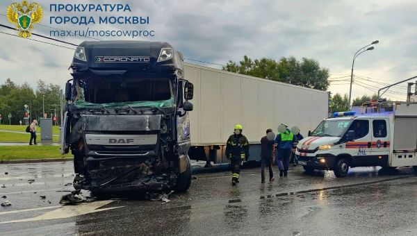 Грузовик протаранил автобус на Дмитровском шоссе