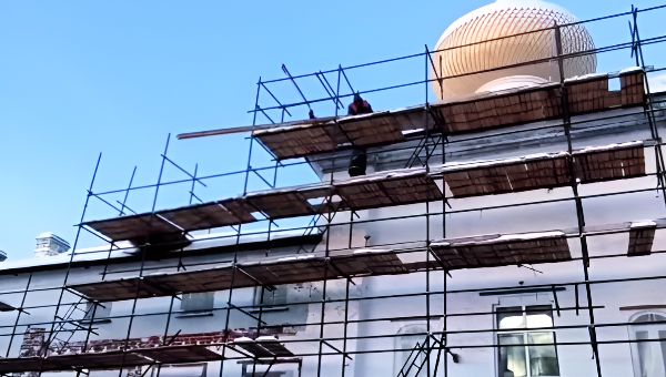 Один из монастырей России явил реставраторам неизвестные древние росписи