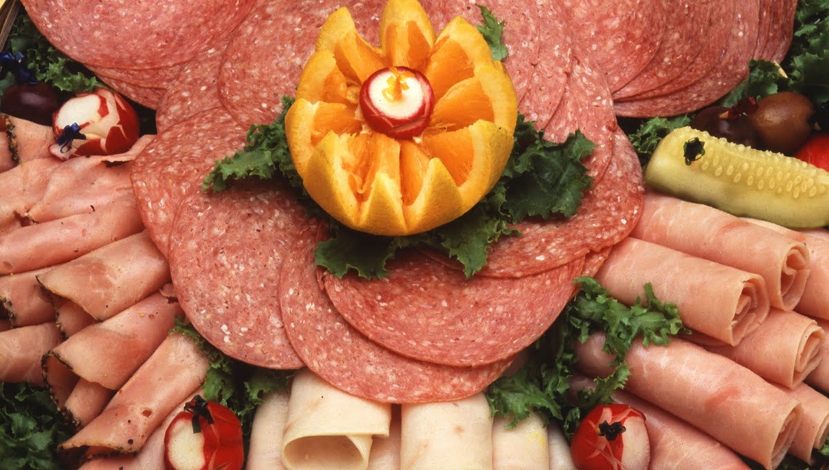 Прогноз цен на колбасу к Новому году дали аналитики