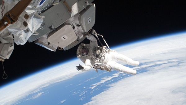 Пассажиры московского метро могут увидеть космос и услышать его