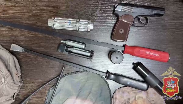 Маски, гвоздодёры и пневматика: в Подмосковье поймали дерзких ювелирных воров