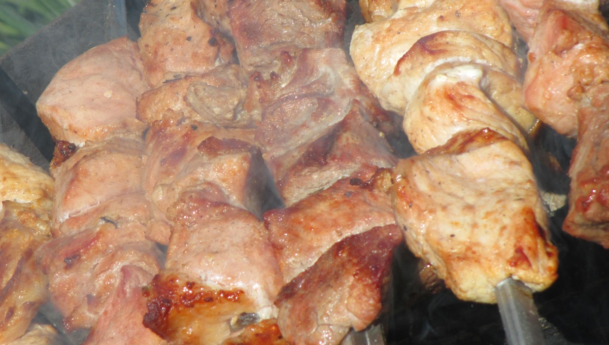 Такой маринад для мяса сделает шашлык нежным, а пикник незабываемым