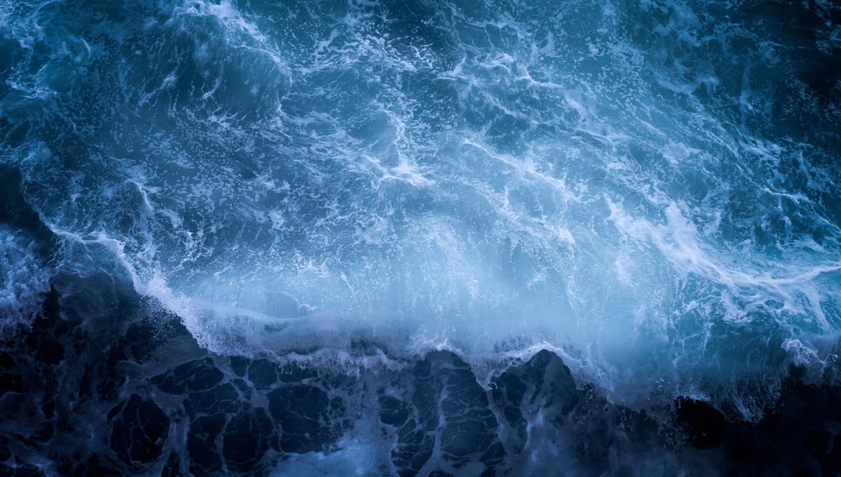 Азиатское чудо: российский турист удивительным образом выжил после жуткого падения