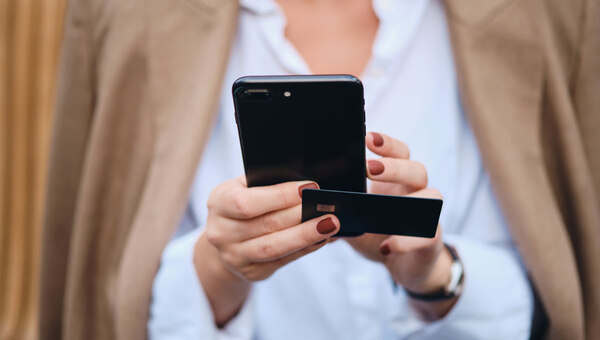 ФНС обращает внимание на частые переводы с карты на карту