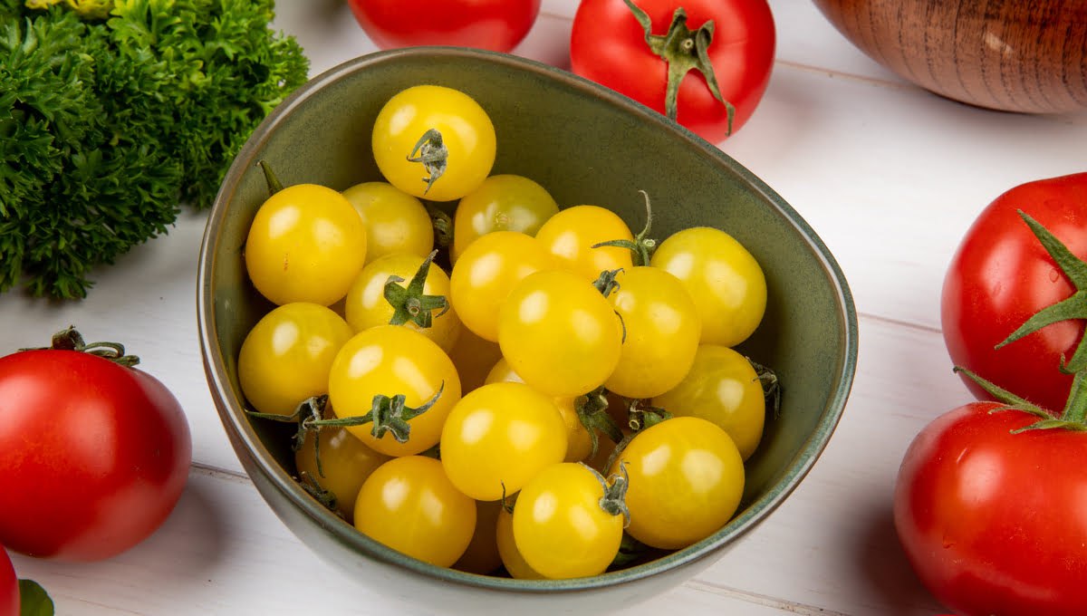 Сочные маринованные черри с мятой: маленькие помидорки с большим вкусом