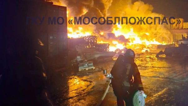 Крупный пожар охватил подмосковную промзону