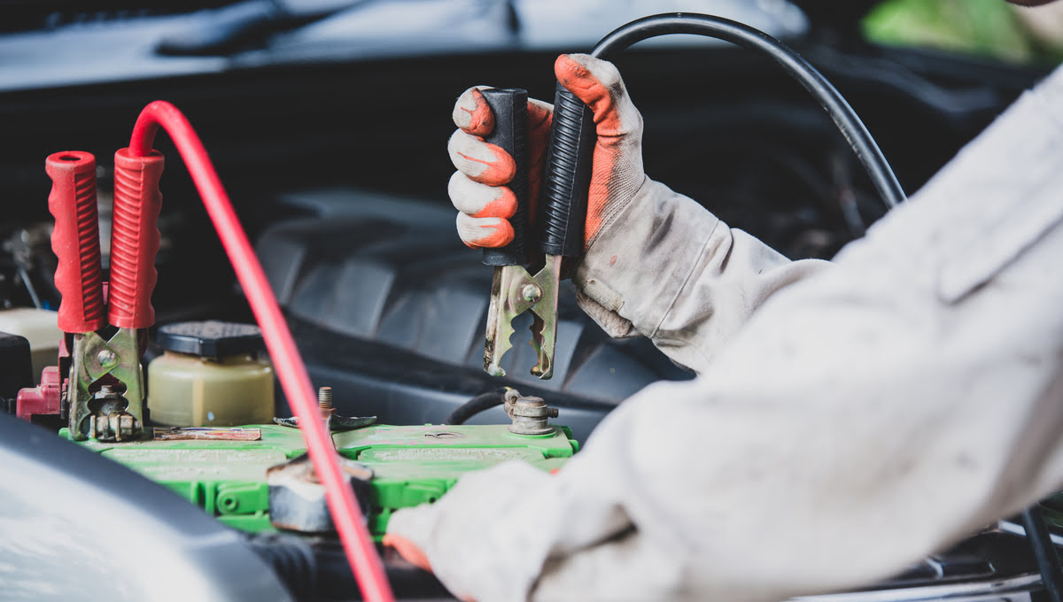 Риски «прикуривания»: как не повредить электронику авто