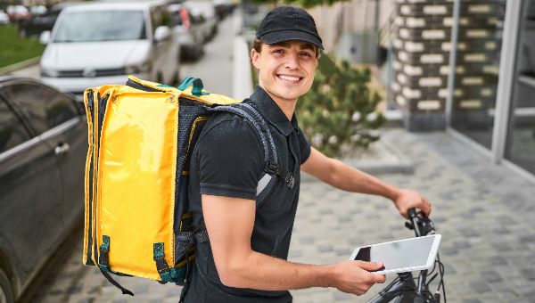 Пошли вон! Новые правила для курьеров на СИМ — им запретят ездить по тротуарам