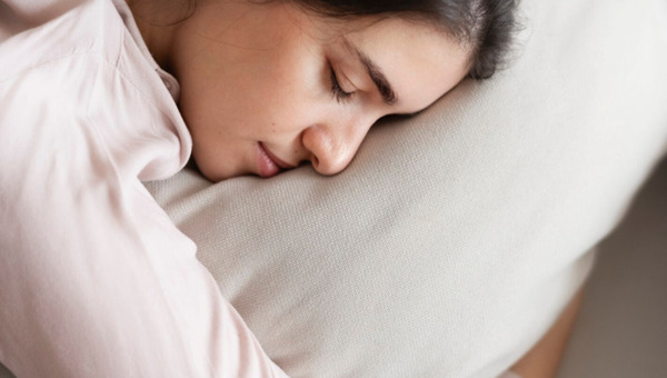 Сон на боку: неожиданные последствия для вашей внешности