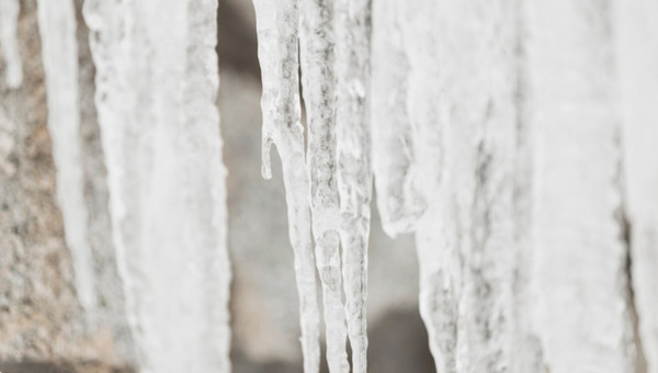 Сосульки на крышах домов в Подмосковье — зона ответственности ИИ