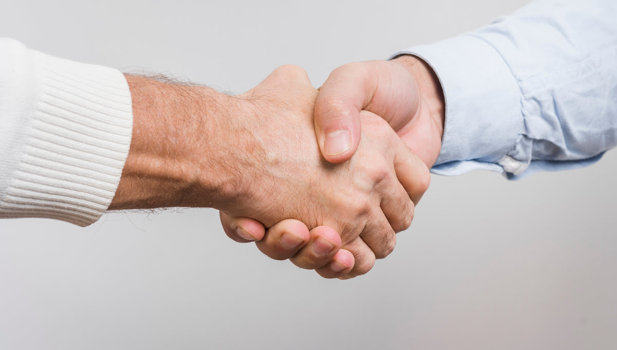 Чудом выживший директор сафари-парка встретился со своим спасителем